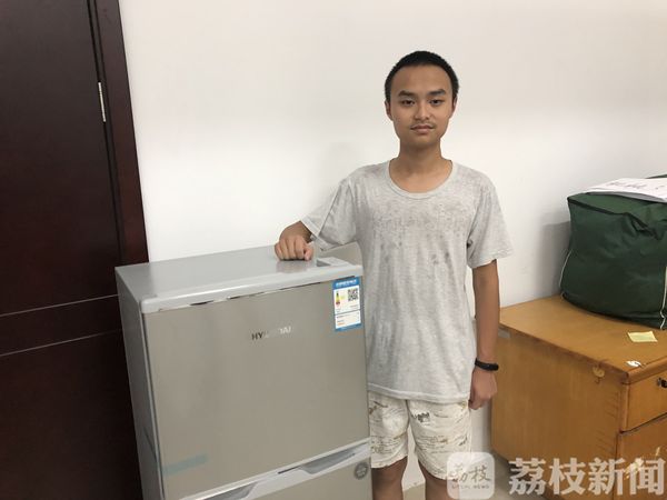 扬州一大学生需长期注射胰岛素，学校为其购置冰箱存放药品