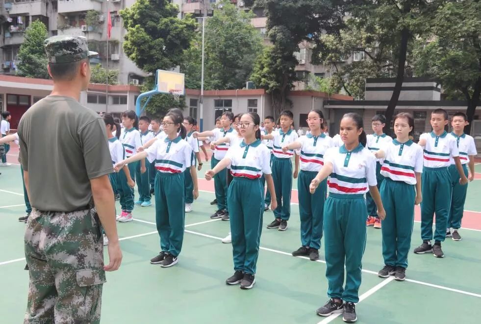 广州市南海中学齐步摆臂练习环市西路小学少年军校开班啦!