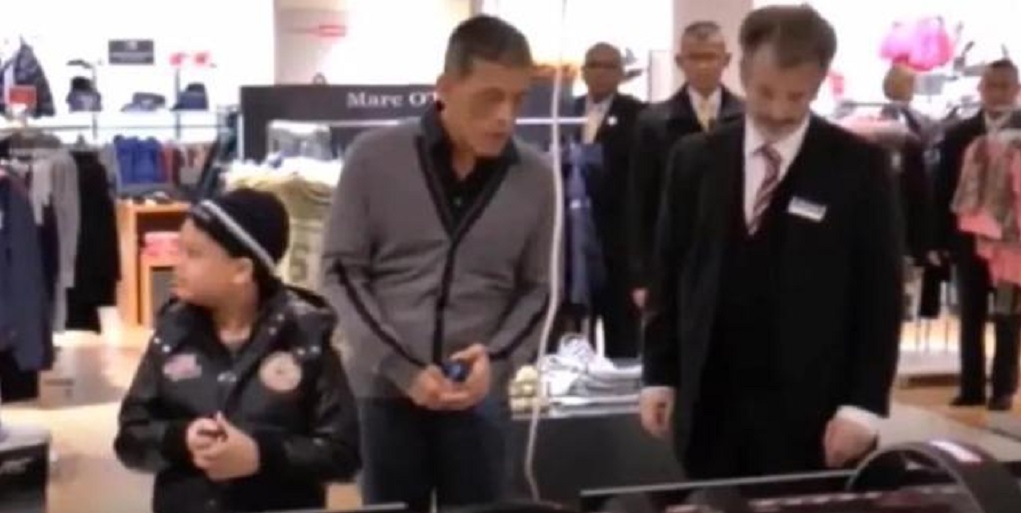 泰国国王的私下生活穿露脐装贴纹身贴显个性穿亮片装很新潮