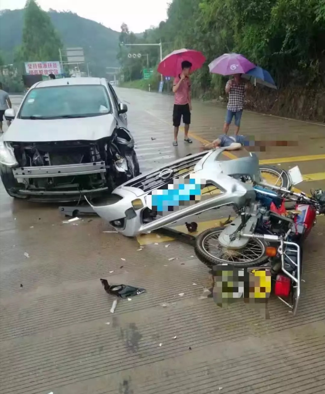 贺州昭平富罗三合高速路出口车祸,一男子倒地不起!