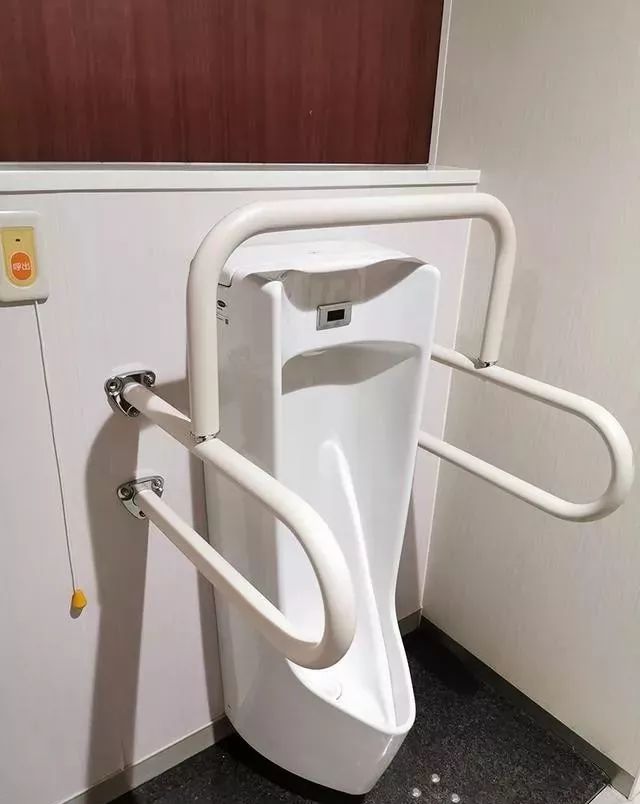 医院卫生间里的无障碍设计