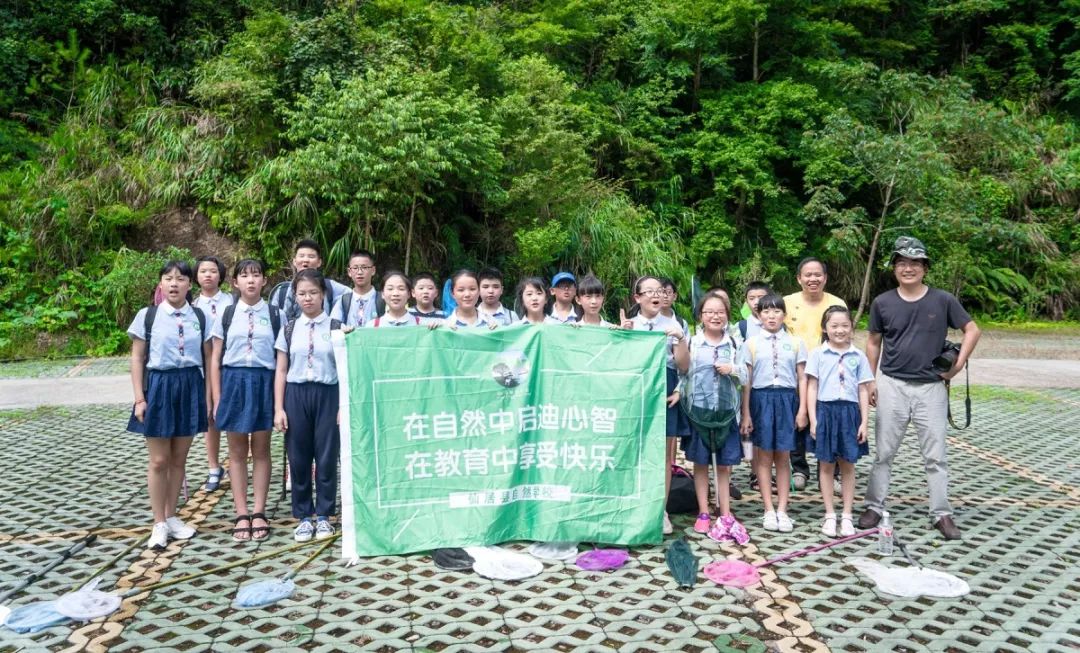 27日,仙居县自然学校组织当地的小学生在科学老师,生物学专家的带领下