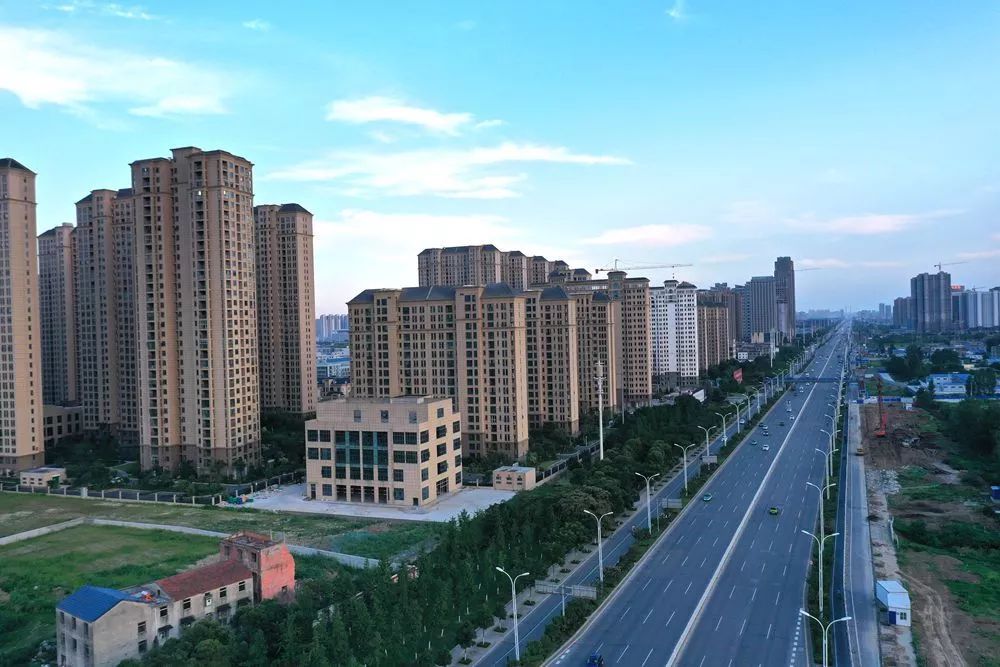 向南望去卧龙大道上商品房项目拔地而起,马军摄2019年国投襄阳府和