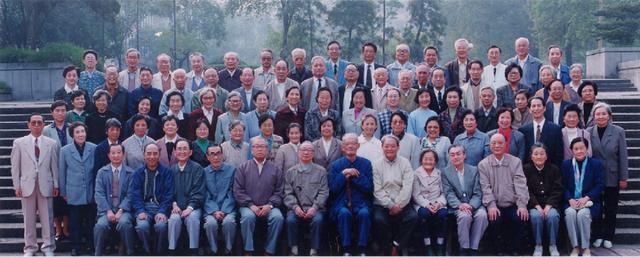 1996年,重医40周年校庆时,钱惪(时年90岁)与部分上医赴渝老专家合影