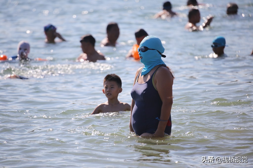 青岛:脸基尼大妈扎堆海水浴场洗海澡
