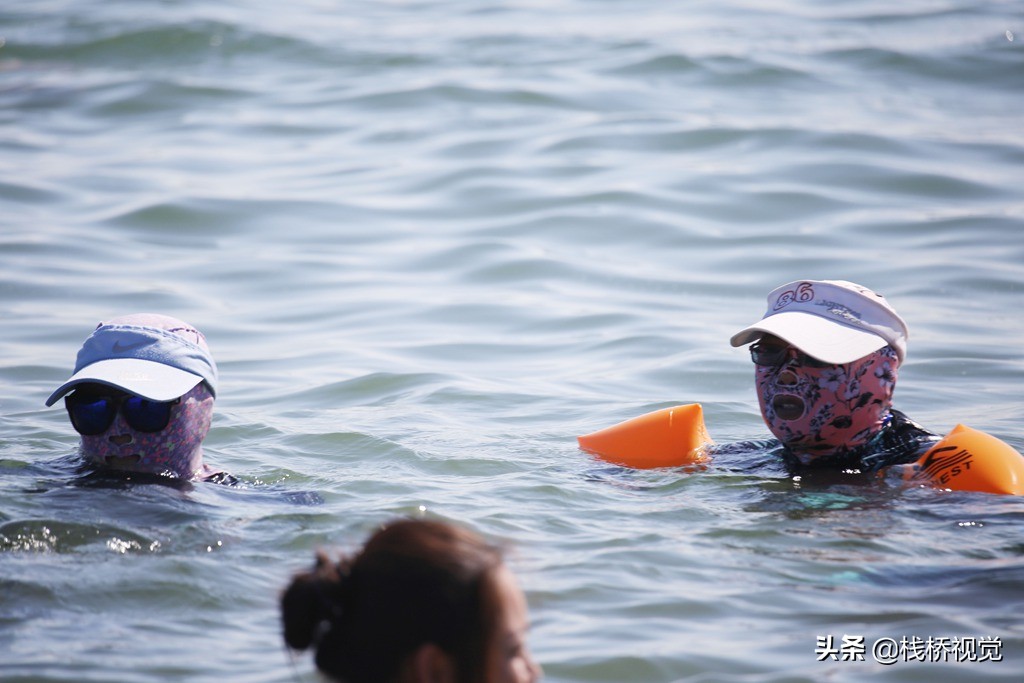 青岛:脸基尼大妈扎堆海水浴场洗海澡
