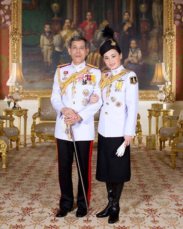 67岁泰国国王册封34岁新贵妃诗妮娜是能上天入海的美好天仙女兵