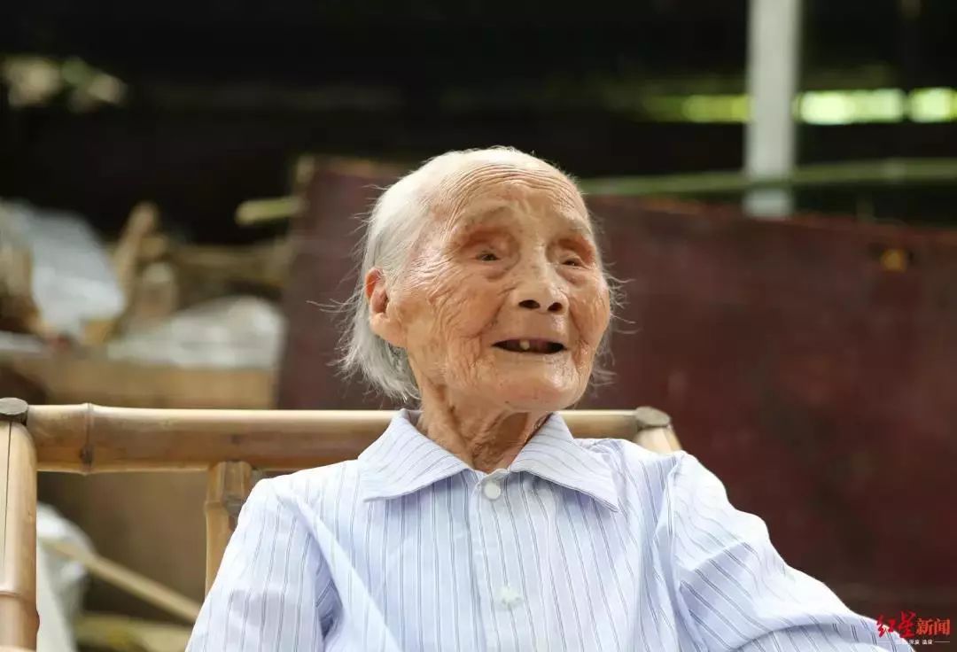 8月26日下午3时许,睡了午觉的朱郑氏醒来,坐在家中院坝,在一颗柚子树