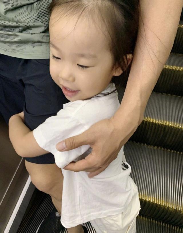 原创伊能静晒秦昊陪女儿玩耍九宫格小米粒实力抱大腿超粘爸爸