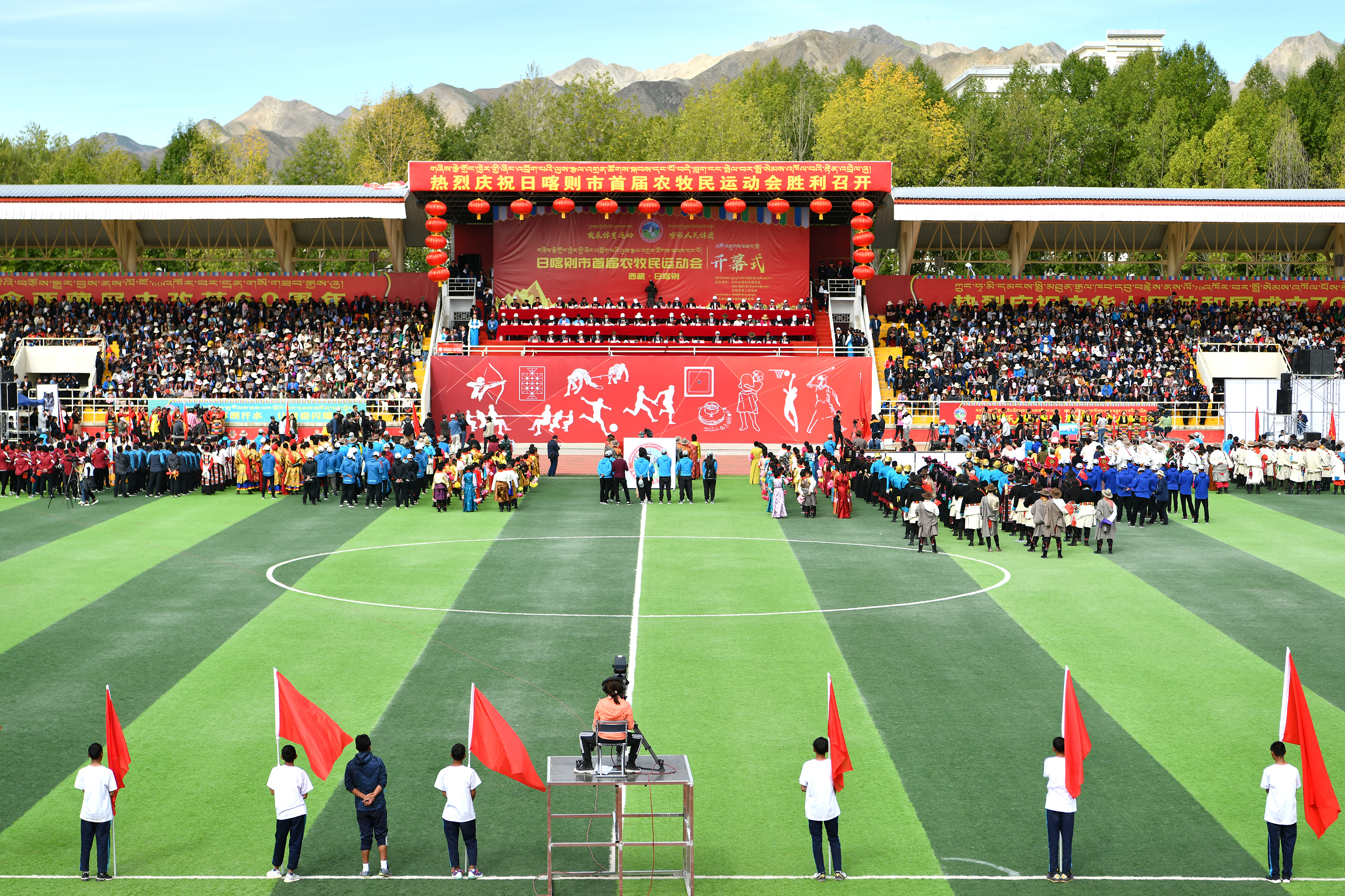 西藏日喀则市首届农牧民运动会开幕