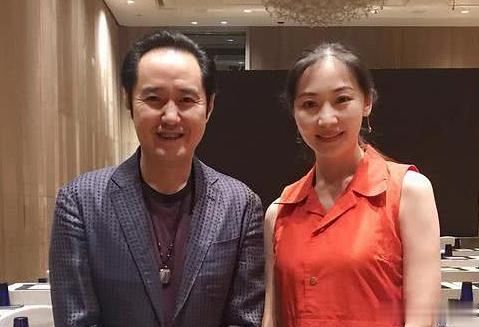 黄海波复出转幕后妻子曲栅栅舞台上大放光芒不输一线女星