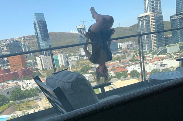 墨西哥一女子24米高阳台上练习瑜伽不幸坠落奇迹生还