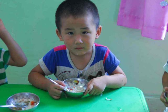                     孩子睡觉前，宁可饿着也不能碰这三种食物，容易积食不长个