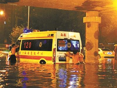 小伙将救护车推出积水路段 自己价值34万的车