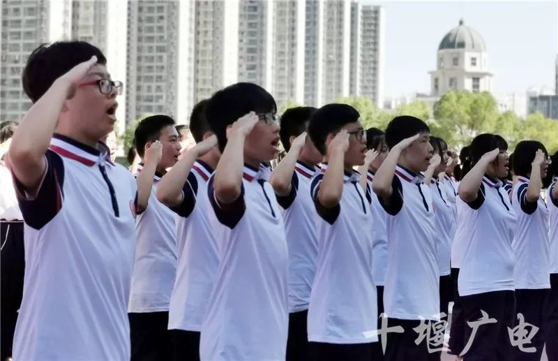 这阵势,超震撼!刚刚,大批现场图片从郧阳中学传出!