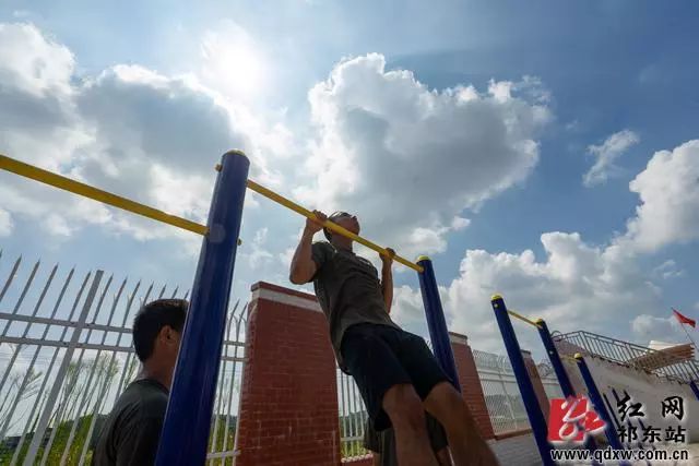 立正 稍息 跨立:祁东300新兵役前训练展斗志