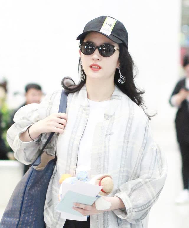 刘亦菲机场街拍皮肤白成一道光,白T搭配宽松棒