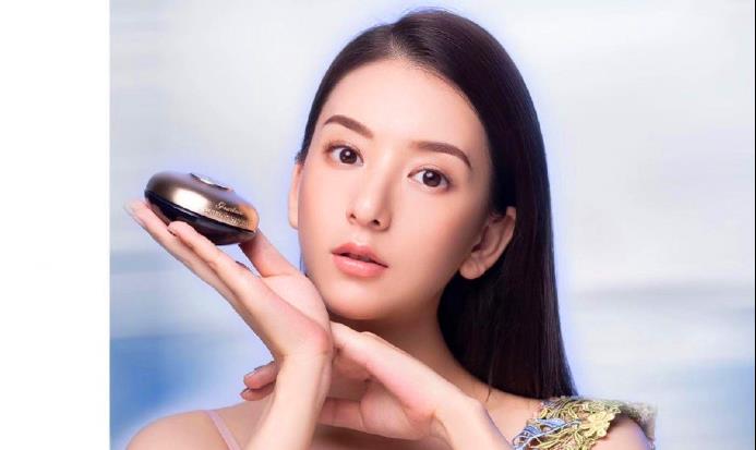 方媛与网红姐妹聚餐最显高级,右边美女五官标致超像郭富城