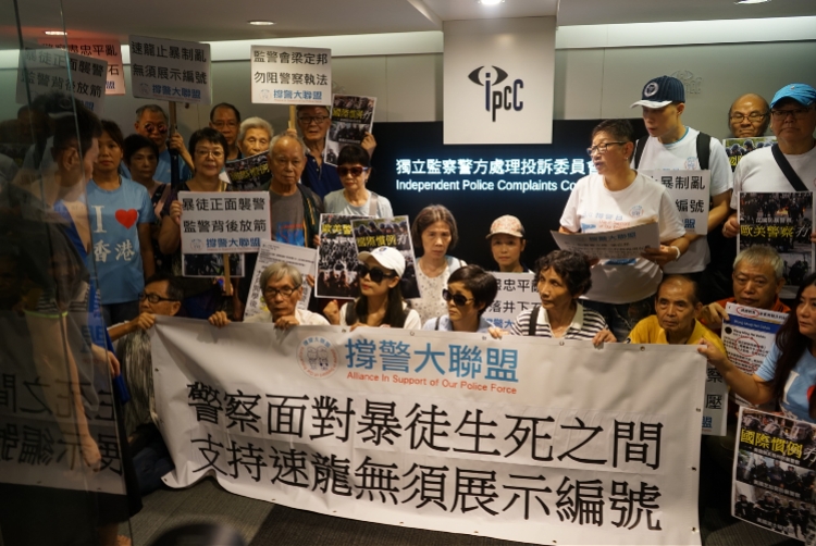 港警遭网络暴力“起底”，香港市民呼吁速龙小队执法时勿展示编号