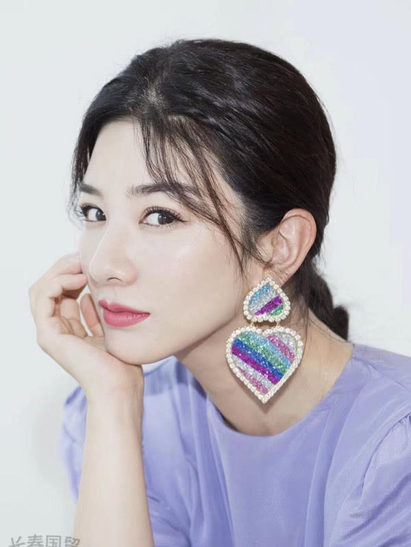 42岁黄奕近照曝光,离婚五年独自抚养女儿,一直未嫁