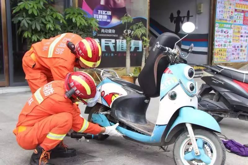                     吓死宝宝了！一条眼镜蛇跑进了平果一辆电动车里