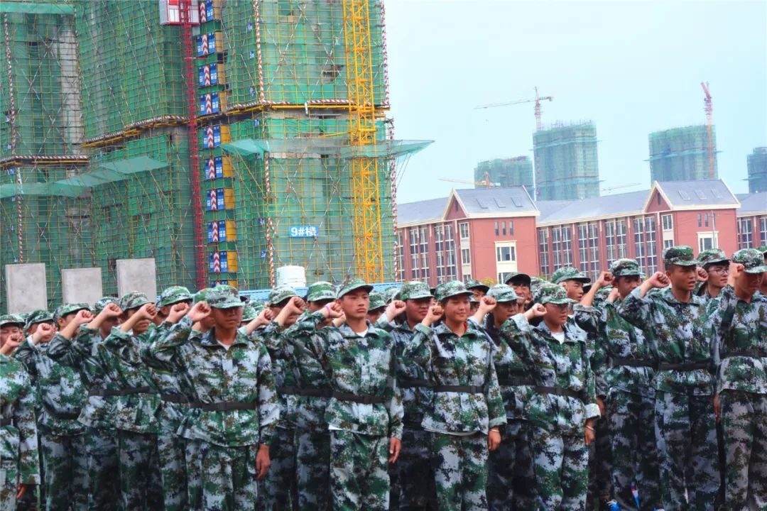 国防教育泗县三中2019级新生军训阅兵式隆重举行