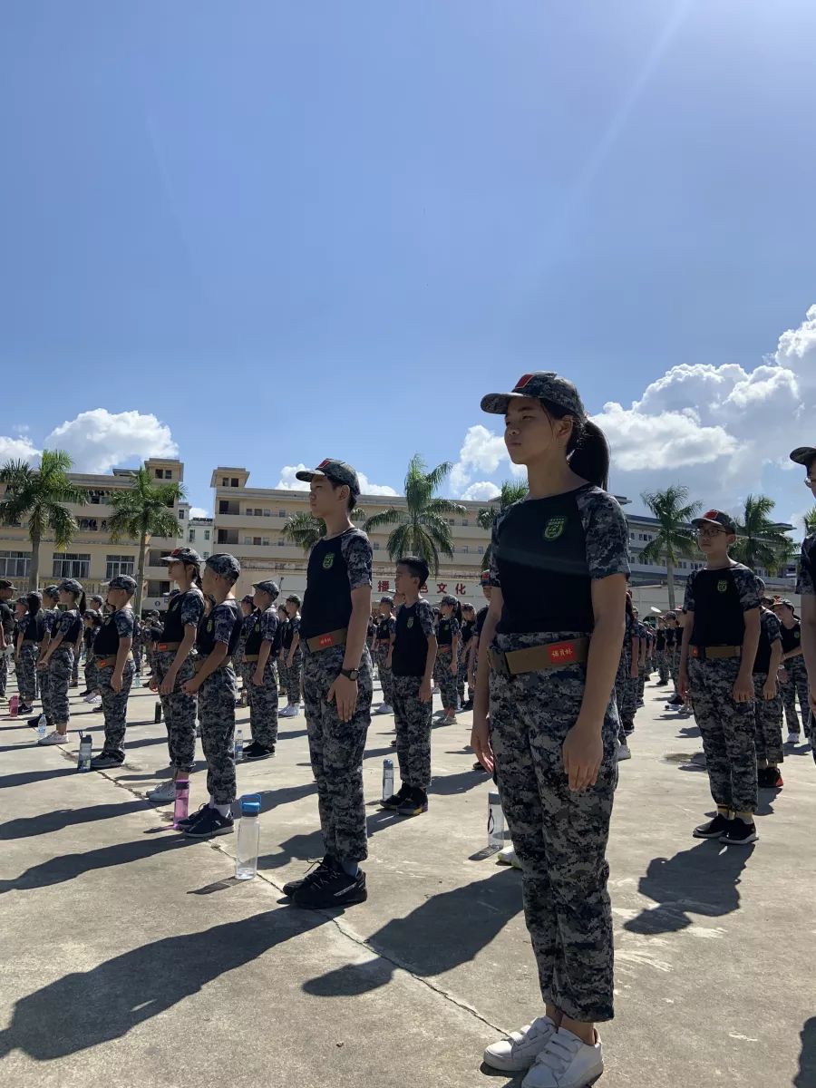 惠州一中实验学校2019级初一新生军训开营仪式在国防教育基地举行.