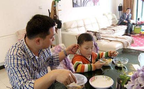                     孩子睡觉前，宁可饿着也不能碰这三种食物，容易积食不长个