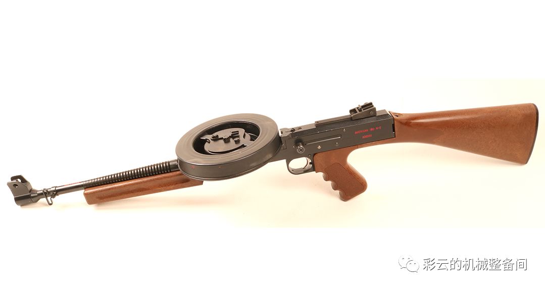 这种冲锋枪射速高达1200发/分,弹容量275发,只是这子弹