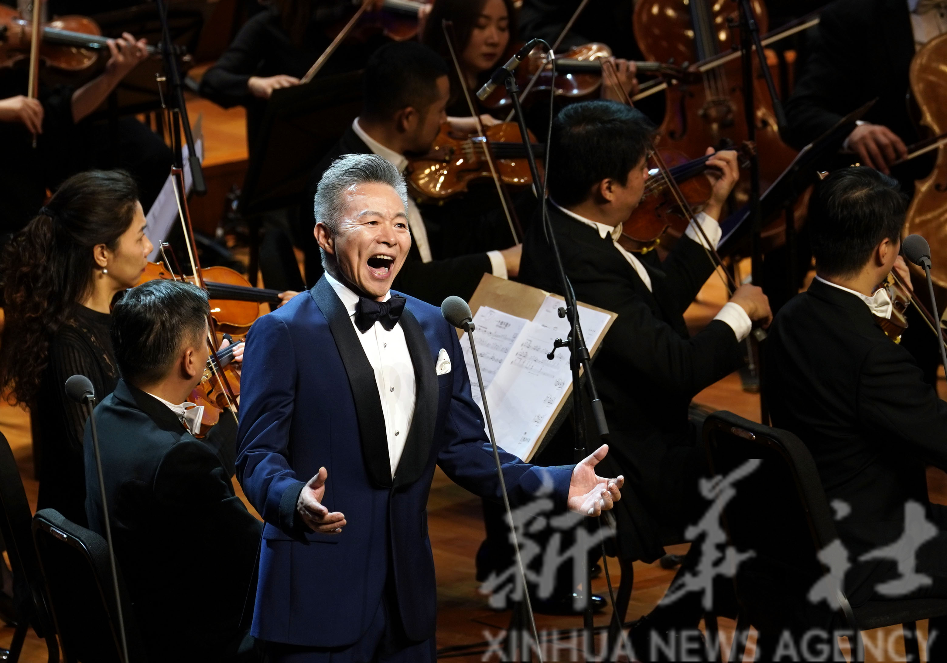 8月29日,歌唱家王宏伟演唱歌曲《一个都不能少.