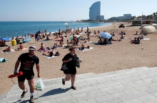 西班牙警察下班后游泳在水中发现一枚80多年前未爆炸弹