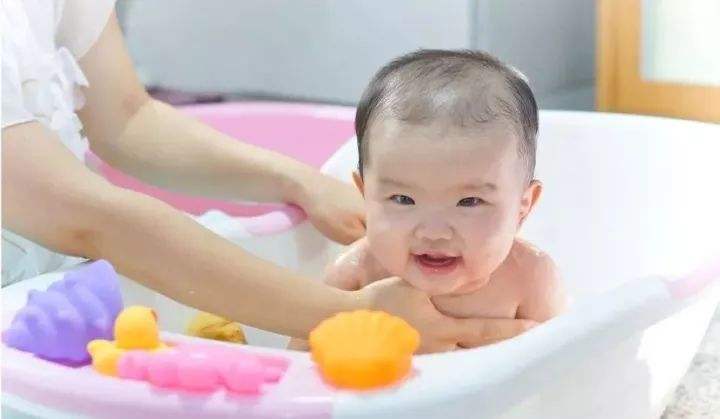                     新生儿多久洗一次澡最好 那些部位不能洗