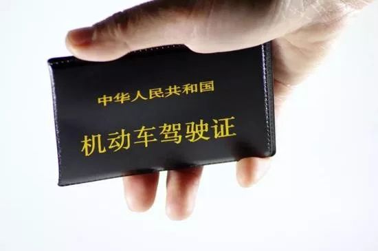 义乌小女孩开“大奔”上路引网友疯狂关注！视频却让人揪心....