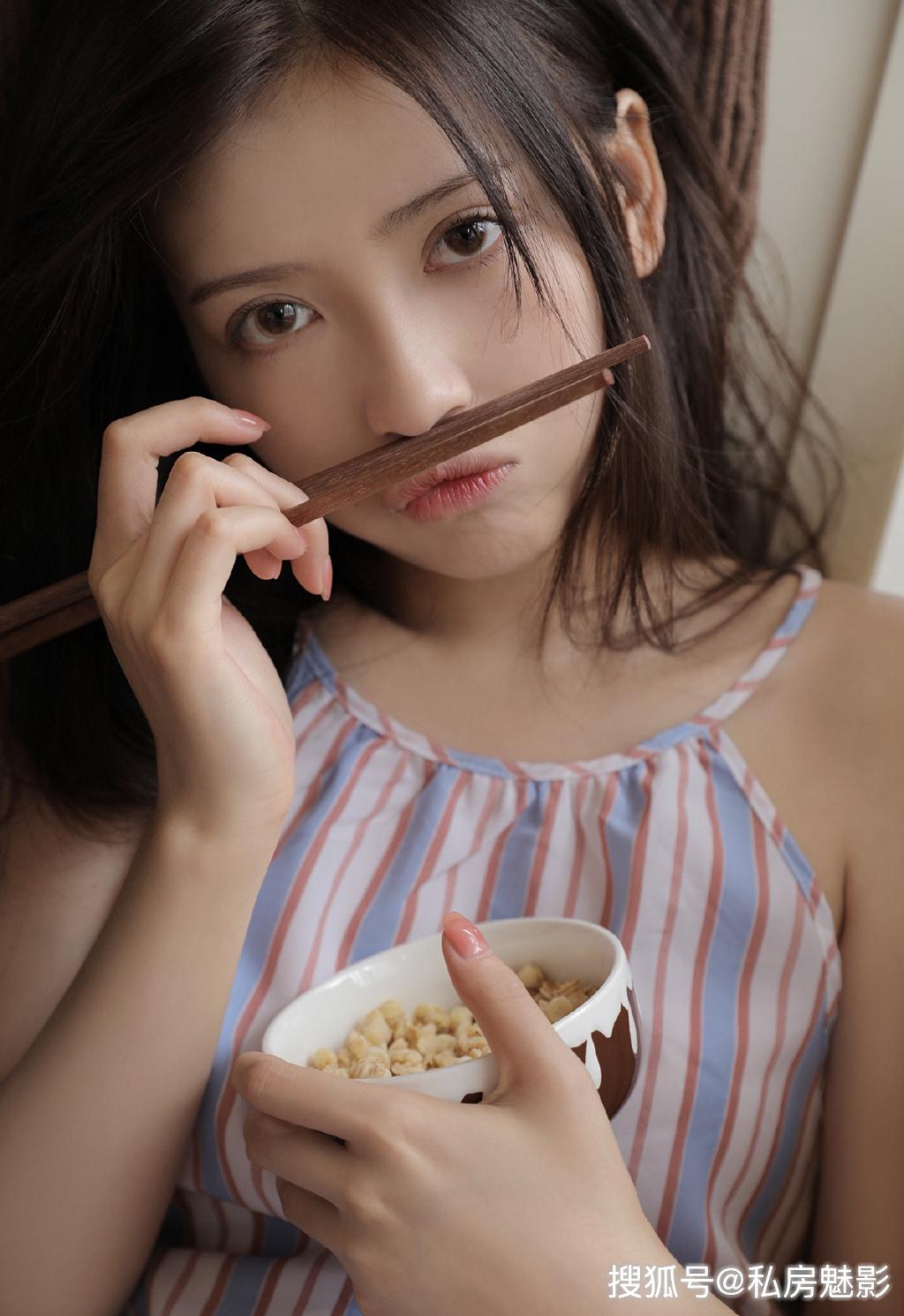 私房照,美女短裙吊带简单搭配组合,凸显白嫩肌肤