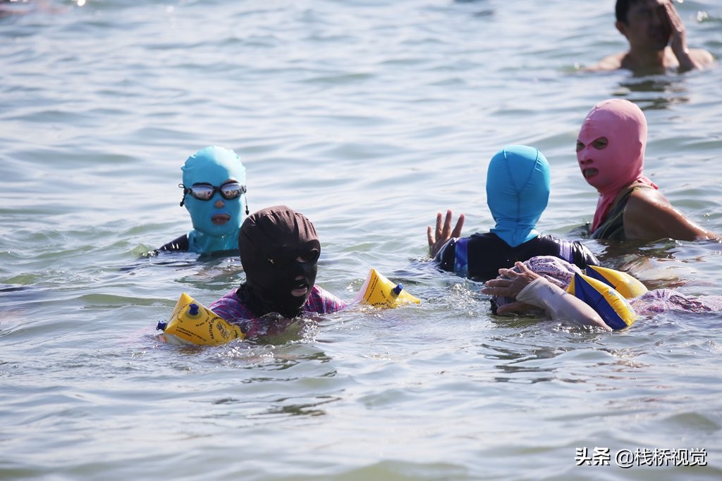 青岛:脸基尼大妈扎堆海水浴场洗海澡