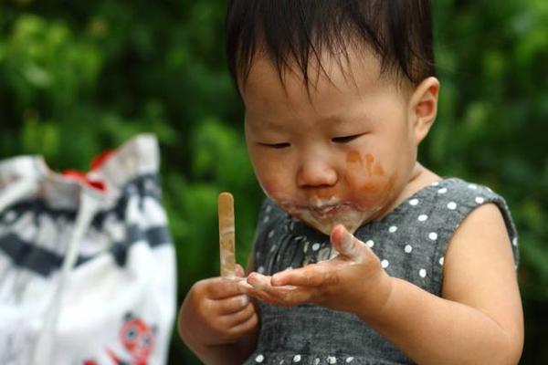                     男娃吃了这个零食后上吐下泻，已经影响发育！还有家长给娃吃