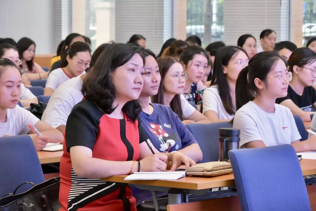 丁锦华老师的妙语连珠赢得数学老师们的阵阵喝彩,他提出,教师要善于站