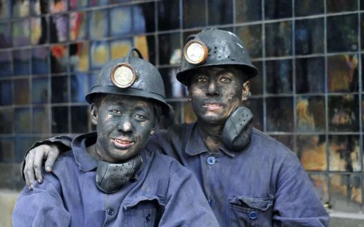 煤矿工人:你在井下挖煤,一家老小为你担惊受怕,没有你