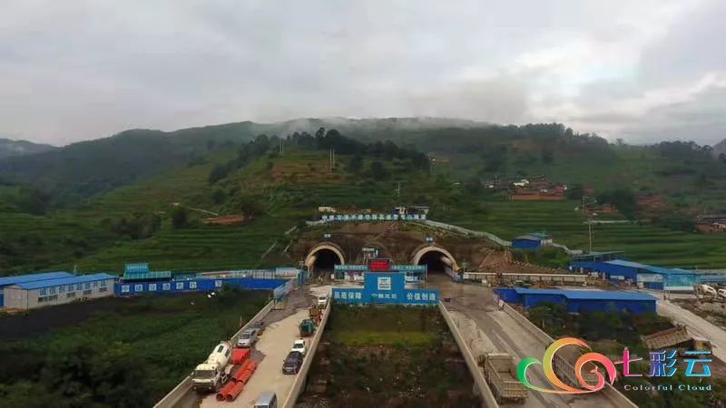 云南在建第一长公路隧道华丽高速路营盘山隧道进口与斜井实现贯通