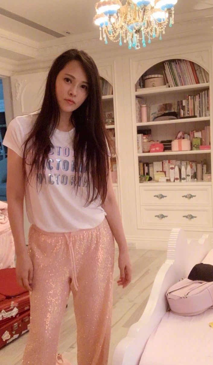 伊能静就别扮嫩了,穿短裤露腿反而显老,真实点会更美!