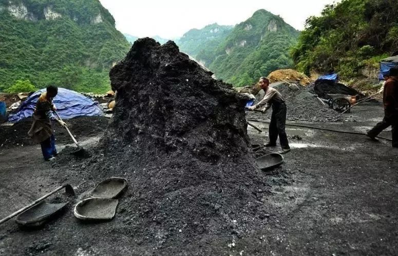 万山汞矿位于贵州东部的铜仁地区,距铜仁约30km,为中国最大的汞矿床