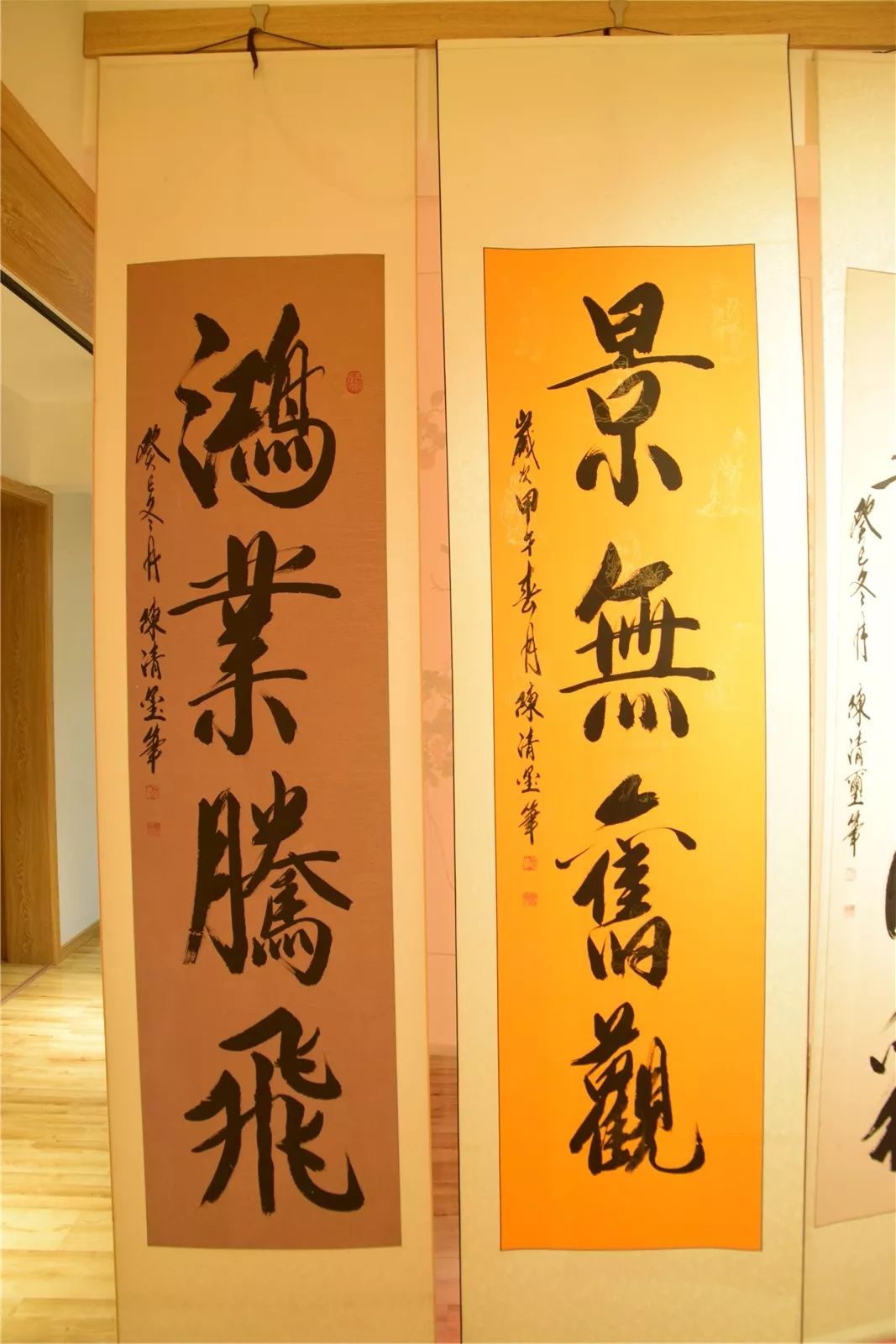 随性畅游在书法作品的魅力之中闻墨香,品墨宝现场到来的嘉宾观众,穿梭