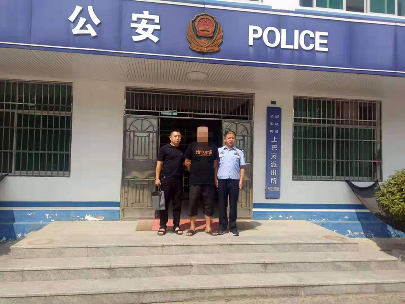 团风警方一天抓获劝投两名在逃人员