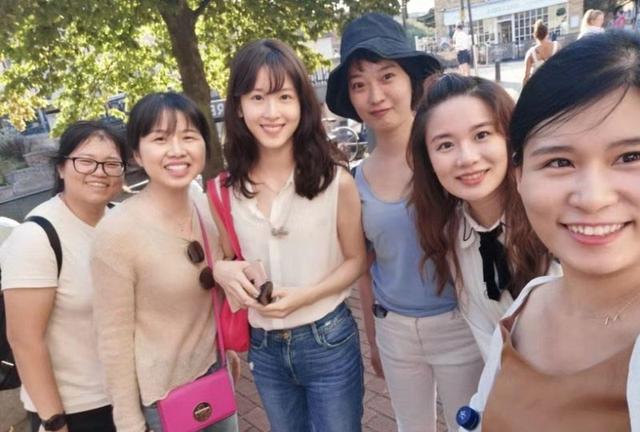 合照里有几位妹子也蛮美的,但章泽天在中间被衬托得比例真的太好了
