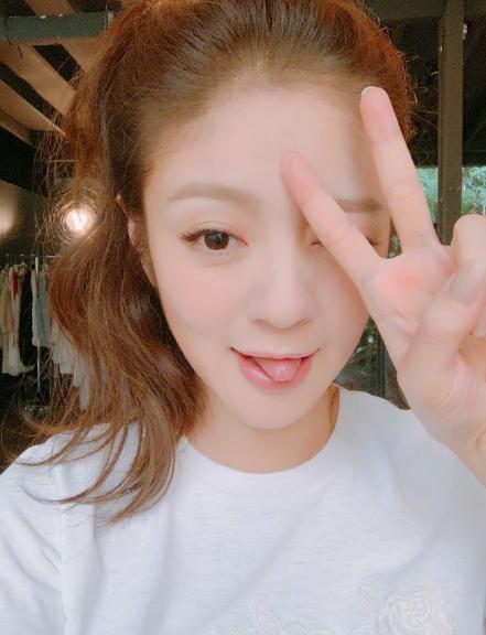 怎么样自拍全身才好看 e08330aab3454e51b59a20e0c87af12d.jpeg