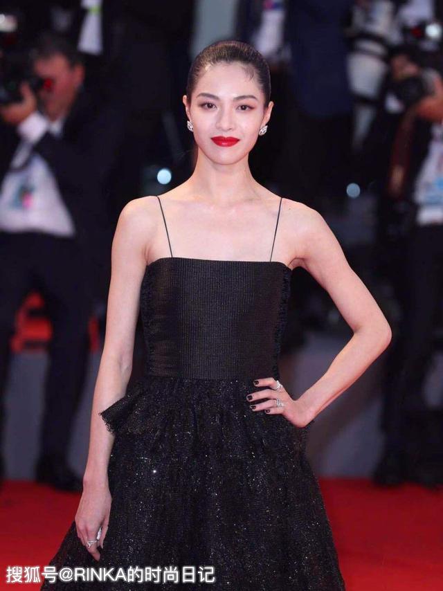 原创硬照女王红毯斗艳倪妮金色深v裙高雅大气比钟楚曦略逊一筹