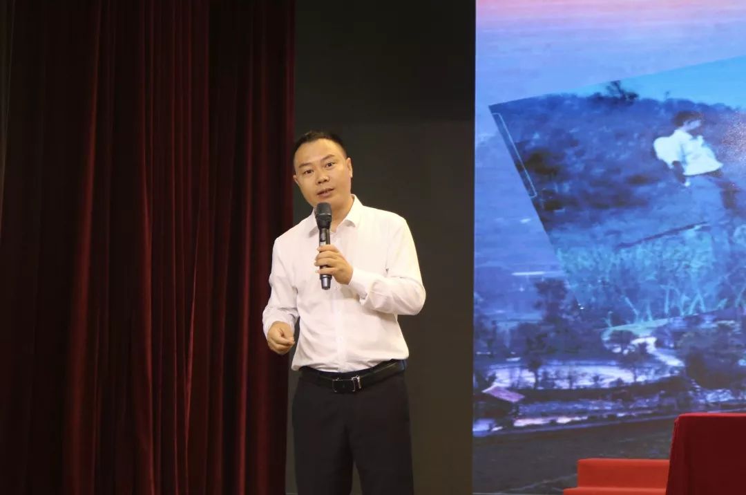 宣讲的两位老师分别是来自长寿桥小学的沈敏老师和肇兴镇初级中学的张