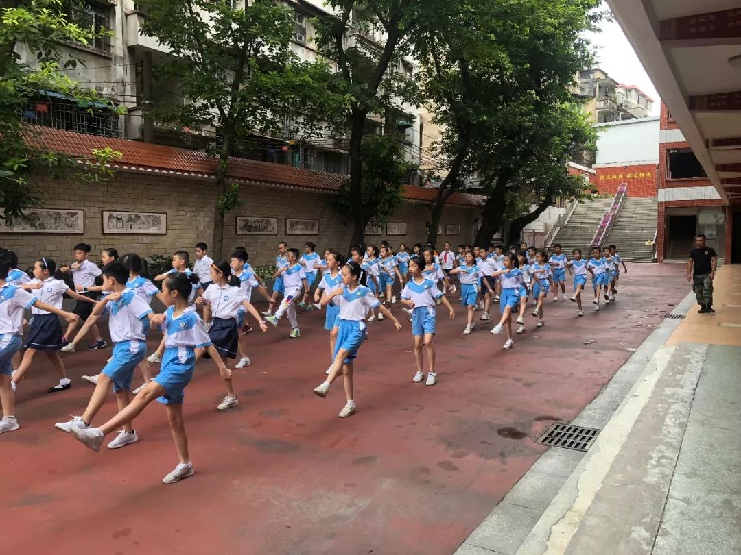 流花路小学少年军校的队员正步训练