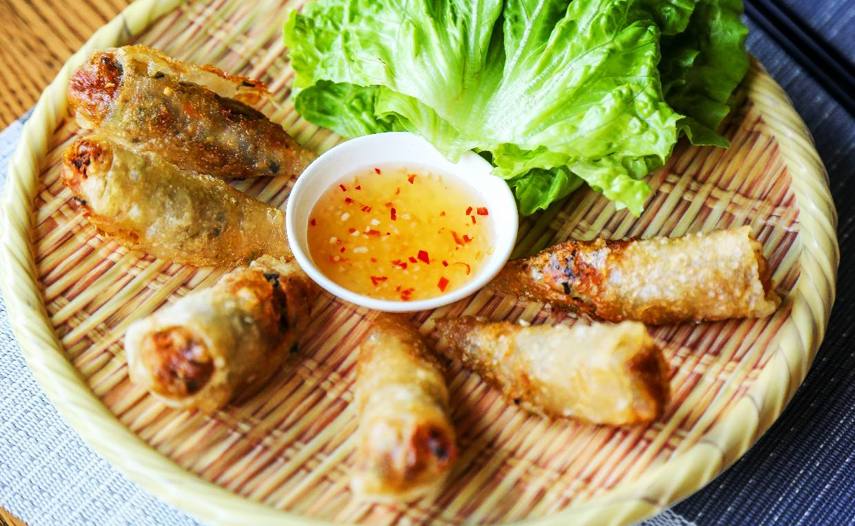3,  民间小吃:香叶包肉(假娄包肉),炸春卷,艾糍粑,屈头蛋,越南四方