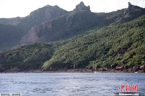 中国海警1302舰艇编队在中国钓鱼岛领海内巡航